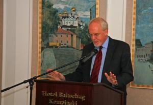 Выступает посол США в России Джон Байерли